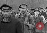 Standbild deutschen Gefangenen marschierten durch die Stadt Mulhouse Elsass Frankreich, 1944, aus Sekunde 30 historischem Filmmaterial Videoclip 65675055073