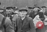 Standbild deutschen Gefangenen marschierten durch die Stadt Mulhouse Elsass Frankreich, 1944, aus Sekunde 31 historischem Filmmaterial Videoclip 65675055073