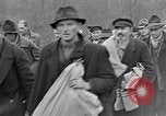 Standbild deutschen Gefangenen marschierten durch die Stadt Mulhouse Elsass Frankreich, 1944, aus Sekunde 32 historischem Filmmaterial Videoclip 65675055073