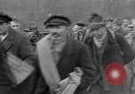 Standbild deutschen Gefangenen marschierten durch die Stadt Mulhouse Elsass Frankreich, 1944, aus Sekunde 33 historischem Filmmaterial Videoclip 65675055073