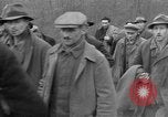 Standbild deutschen Gefangenen marschierten durch die Stadt Mulhouse Elsass Frankreich, 1944, aus Sekunde 35 historischem Filmmaterial Videoclip 65675055073