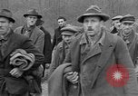Standbild deutschen Gefangenen marschierten durch die Stadt Mulhouse Elsass Frankreich, 1944, aus Sekunde 36 historischem Filmmaterial Videoclip 65675055073
