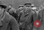 Standbild deutschen Gefangenen marschierten durch die Stadt Mulhouse Elsass Frankreich, 1944, aus Sekunde 37 historischem Filmmaterial Videoclip 65675055073