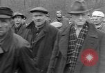 Standbild deutschen Gefangenen marschierten durch die Stadt Mulhouse Elsass Frankreich, 1944, aus Sekunde 38 historischem Filmmaterial Videoclip 65675055073