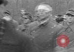 Standbild deutschen Gefangenen marschierten durch die Stadt Mulhouse Elsass Frankreich, 1944, aus Sekunde 39 historischem Filmmaterial Videoclip 65675055073