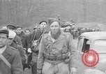 Standbild deutschen Gefangenen marschierten durch die Stadt Mulhouse Elsass Frankreich, 1944, aus Sekunde 40 historischem Filmmaterial Videoclip 65675055073