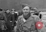 Standbild deutschen Gefangenen marschierten durch die Stadt Mulhouse Elsass Frankreich, 1944, aus Sekunde 42 historischem Filmmaterial Videoclip 65675055073