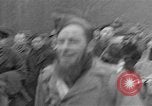 Standbild deutschen Gefangenen marschierten durch die Stadt Mulhouse Elsass Frankreich, 1944, aus Sekunde 43 historischem Filmmaterial Videoclip 65675055073