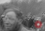 Standbild deutschen Gefangenen marschierten durch die Stadt Mulhouse Elsass Frankreich, 1944, aus Sekunde 44 historischem Filmmaterial Videoclip 65675055073