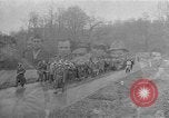 Standbild deutschen Gefangenen marschierten durch die Stadt Mulhouse Elsass Frankreich, 1944, aus Sekunde 45 historischem Filmmaterial Videoclip 65675055073