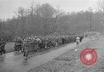 Standbild deutschen Gefangenen marschierten durch die Stadt Mulhouse Elsass Frankreich, 1944, aus Sekunde 46 historischem Filmmaterial Videoclip 65675055073