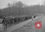 Standbild deutschen Gefangenen marschierten durch die Stadt Mulhouse Elsass Frankreich, 1944, aus Sekunde 47 historischem Filmmaterial Videoclip 65675055073