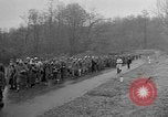 Standbild deutschen Gefangenen marschierten durch die Stadt Mulhouse Elsass Frankreich, 1944, aus Sekunde 48 historischem Filmmaterial Videoclip 65675055073