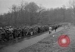 Standbild deutschen Gefangenen marschierten durch die Stadt Mulhouse Elsass Frankreich, 1944, aus Sekunde 49 historischem Filmmaterial Videoclip 65675055073
