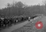 Standbild deutschen Gefangenen marschierten durch die Stadt Mulhouse Elsass Frankreich, 1944, aus Sekunde 50 historischem Filmmaterial Videoclip 65675055073
