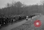 Standbild deutschen Gefangenen marschierten durch die Stadt Mulhouse Elsass Frankreich, 1944, aus Sekunde 51 historischem Filmmaterial Videoclip 65675055073