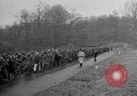 Standbild deutschen Gefangenen marschierten durch die Stadt Mulhouse Elsass Frankreich, 1944, aus Sekunde 52 historischem Filmmaterial Videoclip 65675055073