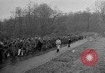 Standbild deutschen Gefangenen marschierten durch die Stadt Mulhouse Elsass Frankreich, 1944, aus Sekunde 53 historischem Filmmaterial Videoclip 65675055073