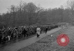Standbild deutschen Gefangenen marschierten durch die Stadt Mulhouse Elsass Frankreich, 1944, aus Sekunde 54 historischem Filmmaterial Videoclip 65675055073