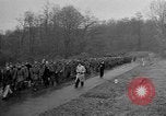 Standbild deutschen Gefangenen marschierten durch die Stadt Mulhouse Elsass Frankreich, 1944, aus Sekunde 55 historischem Filmmaterial Videoclip 65675055073