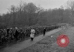 Standbild deutschen Gefangenen marschierten durch die Stadt Mulhouse Elsass Frankreich, 1944, aus Sekunde 56 historischem Filmmaterial Videoclip 65675055073