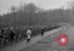Standbild deutschen Gefangenen marschierten durch die Stadt Mulhouse Elsass Frankreich, 1944, aus Sekunde 57 historischem Filmmaterial Videoclip 65675055073