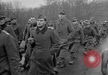 Standbild deutschen Gefangenen marschierten durch die Stadt Mulhouse Elsass Frankreich, 1944, aus Sekunde 58 historischem Filmmaterial Videoclip 65675055073