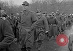 Standbild deutschen Gefangenen marschierten durch die Stadt Mulhouse Elsass Frankreich, 1944, aus Sekunde 59 historischem Filmmaterial Videoclip 65675055073