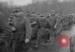 Standbild deutschen Gefangenen marschierten durch die Stadt Mulhouse Elsass Frankreich, 1944, aus Sekunde 60 historischem Filmmaterial Videoclip 65675055073