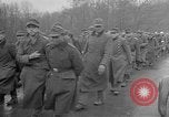 Standbild deutschen Gefangenen marschierten durch die Stadt Mulhouse Elsass Frankreich, 1944, aus Sekunde 61 historischem Filmmaterial Videoclip 65675055073