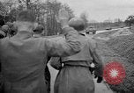Standbild deutschen Gefangenen marschierten durch die Stadt Mulhouse Elsass Frankreich, 1944, aus Sekunde 62 historischem Filmmaterial Videoclip 65675055073