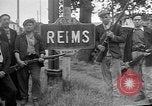 Standbild französischen Widerstandskämpfer übernehmen Sie die Kontrolle Reims Frankreich, 1944, aus Sekunde 3 historischem Filmmaterial Videoclip 65675055076