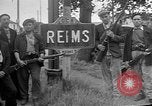 Standbild französischen Widerstandskämpfer übernehmen Sie die Kontrolle Reims Frankreich, 1944, aus Sekunde 4 historischem Filmmaterial Videoclip 65675055076