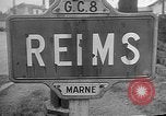 Standbild französischen Widerstandskämpfer übernehmen Sie die Kontrolle Reims Frankreich, 1944, aus Sekunde 5 historischem Filmmaterial Videoclip 65675055076