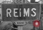Standbild französischen Widerstandskämpfer übernehmen Sie die Kontrolle Reims Frankreich, 1944, aus Sekunde 7 historischem Filmmaterial Videoclip 65675055076