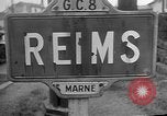 Standbild französischen Widerstandskämpfer übernehmen Sie die Kontrolle Reims Frankreich, 1944, aus Sekunde 8 historischem Filmmaterial Videoclip 65675055076