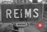 Standbild französischen Widerstandskämpfer übernehmen Sie die Kontrolle Reims Frankreich, 1944, aus Sekunde 10 historischem Filmmaterial Videoclip 65675055076