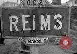 Standbild französischen Widerstandskämpfer übernehmen Sie die Kontrolle Reims Frankreich, 1944, aus Sekunde 11 historischem Filmmaterial Videoclip 65675055076