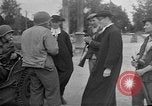 Standbild französischen Widerstandskämpfer übernehmen Sie die Kontrolle Reims Frankreich, 1944, aus Sekunde 12 historischem Filmmaterial Videoclip 65675055076