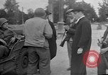 Standbild französischen Widerstandskämpfer übernehmen Sie die Kontrolle Reims Frankreich, 1944, aus Sekunde 13 historischem Filmmaterial Videoclip 65675055076