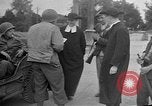 Standbild französischen Widerstandskämpfer übernehmen Sie die Kontrolle Reims Frankreich, 1944, aus Sekunde 14 historischem Filmmaterial Videoclip 65675055076