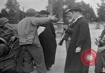 Standbild französischen Widerstandskämpfer übernehmen Sie die Kontrolle Reims Frankreich, 1944, aus Sekunde 15 historischem Filmmaterial Videoclip 65675055076