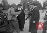 Standbild französischen Widerstandskämpfer übernehmen Sie die Kontrolle Reims Frankreich, 1944, aus Sekunde 16 historischem Filmmaterial Videoclip 65675055076