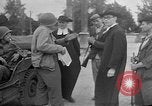 Standbild französischen Widerstandskämpfer übernehmen Sie die Kontrolle Reims Frankreich, 1944, aus Sekunde 17 historischem Filmmaterial Videoclip 65675055076