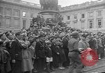 Standbild französischen Widerstandskämpfer übernehmen Sie die Kontrolle Reims Frankreich, 1944, aus Sekunde 29 historischem Filmmaterial Videoclip 65675055076