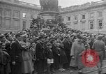 Standbild französischen Widerstandskämpfer übernehmen Sie die Kontrolle Reims Frankreich, 1944, aus Sekunde 30 historischem Filmmaterial Videoclip 65675055076