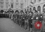 Standbild französischen Widerstandskämpfer übernehmen Sie die Kontrolle Reims Frankreich, 1944, aus Sekunde 32 historischem Filmmaterial Videoclip 65675055076