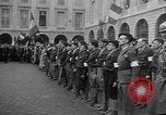 Standbild französischen Widerstandskämpfer übernehmen Sie die Kontrolle Reims Frankreich, 1944, aus Sekunde 33 historischem Filmmaterial Videoclip 65675055076