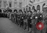 Standbild französischen Widerstandskämpfer übernehmen Sie die Kontrolle Reims Frankreich, 1944, aus Sekunde 35 historischem Filmmaterial Videoclip 65675055076