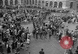 Standbild französischen Widerstandskämpfer übernehmen Sie die Kontrolle Reims Frankreich, 1944, aus Sekunde 37 historischem Filmmaterial Videoclip 65675055076